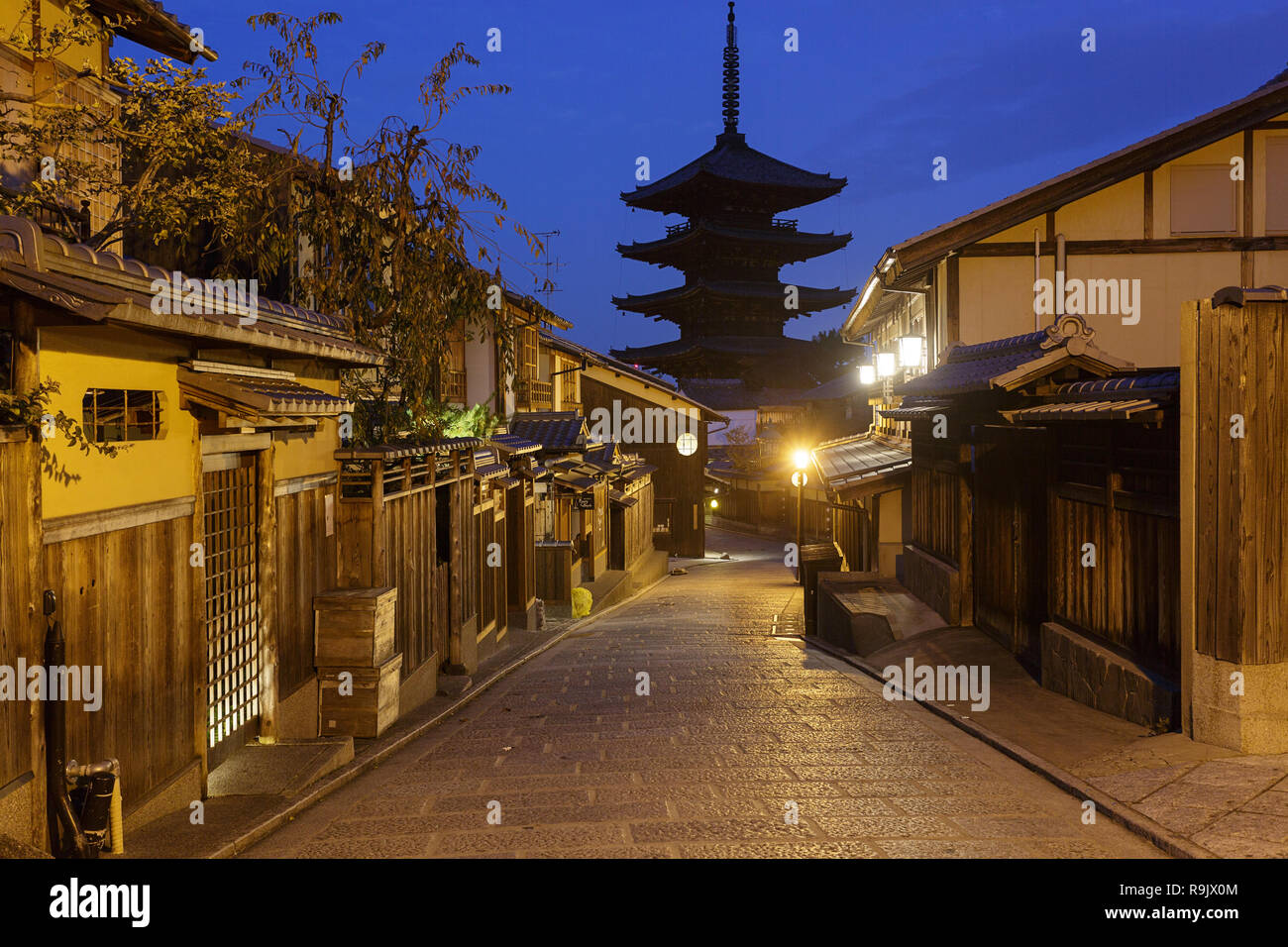 La pagoda giapponese e le vecchie case a Kyoto al crepuscolo Foto Stock