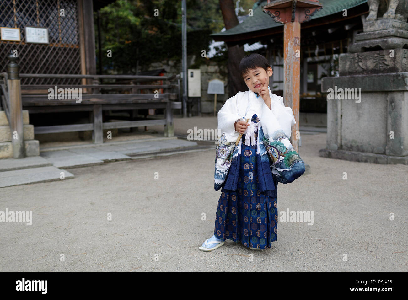 Giappone, ragazzo in abiti tradizionali, 7-5-3 i bambini alla cerimonia Foto Stock