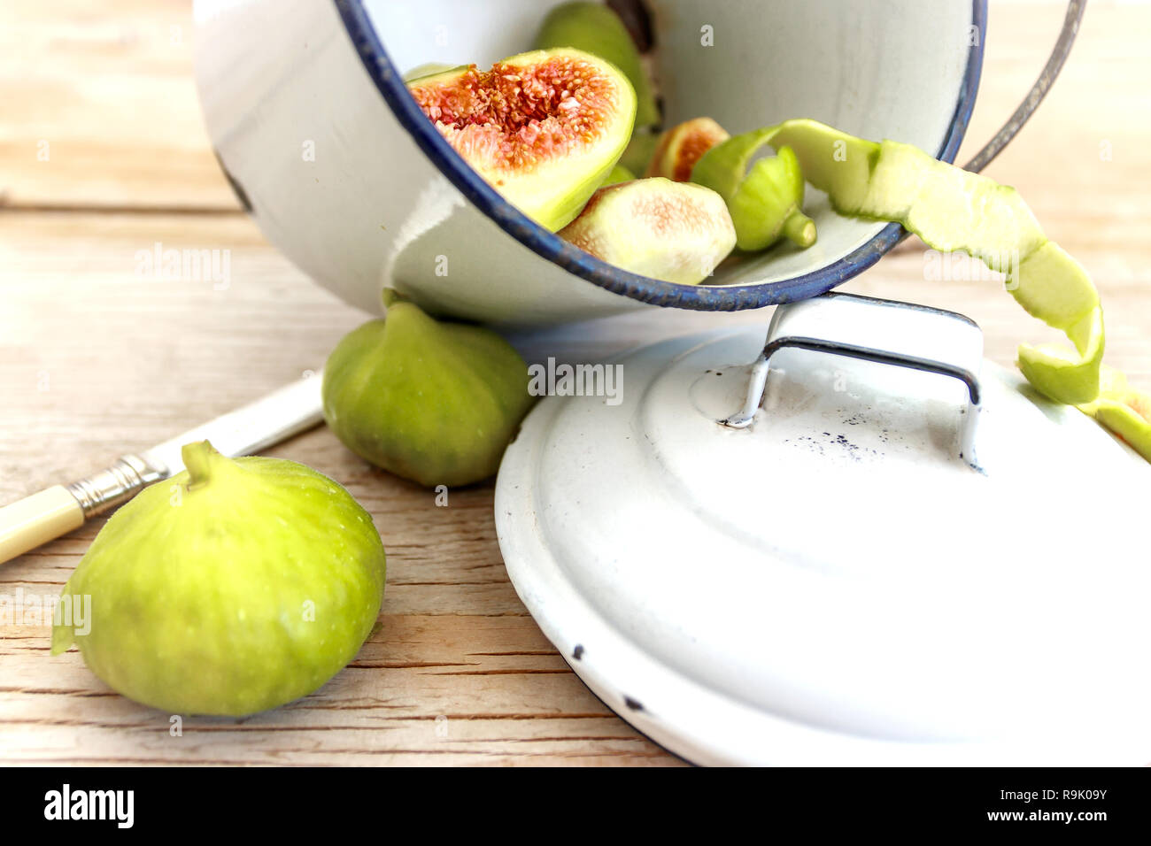 Dimezzato, fichi maturi,vintage e utensili da cucina Foto Stock