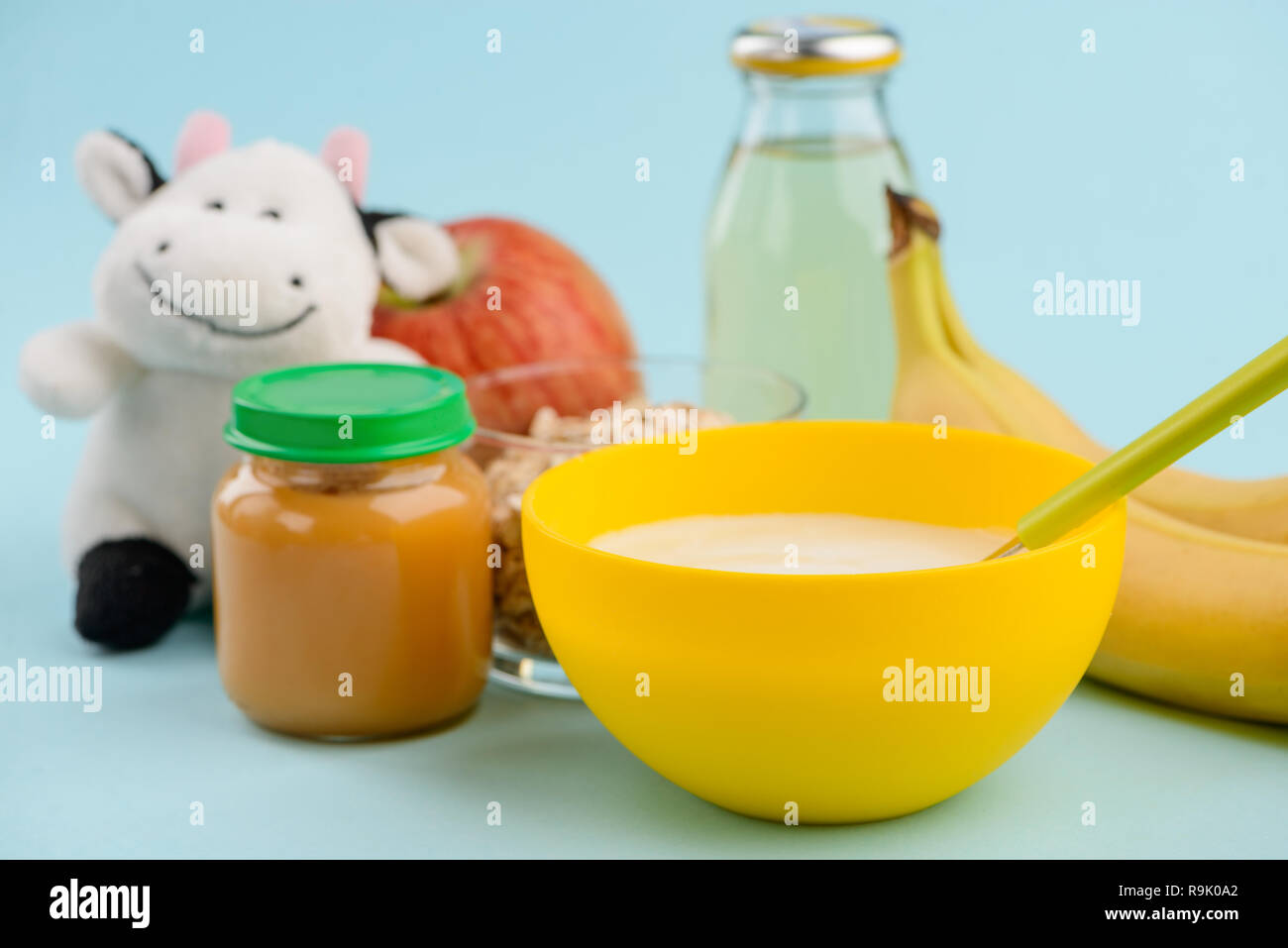 Cibo per neonati, frutta e toy Foto Stock