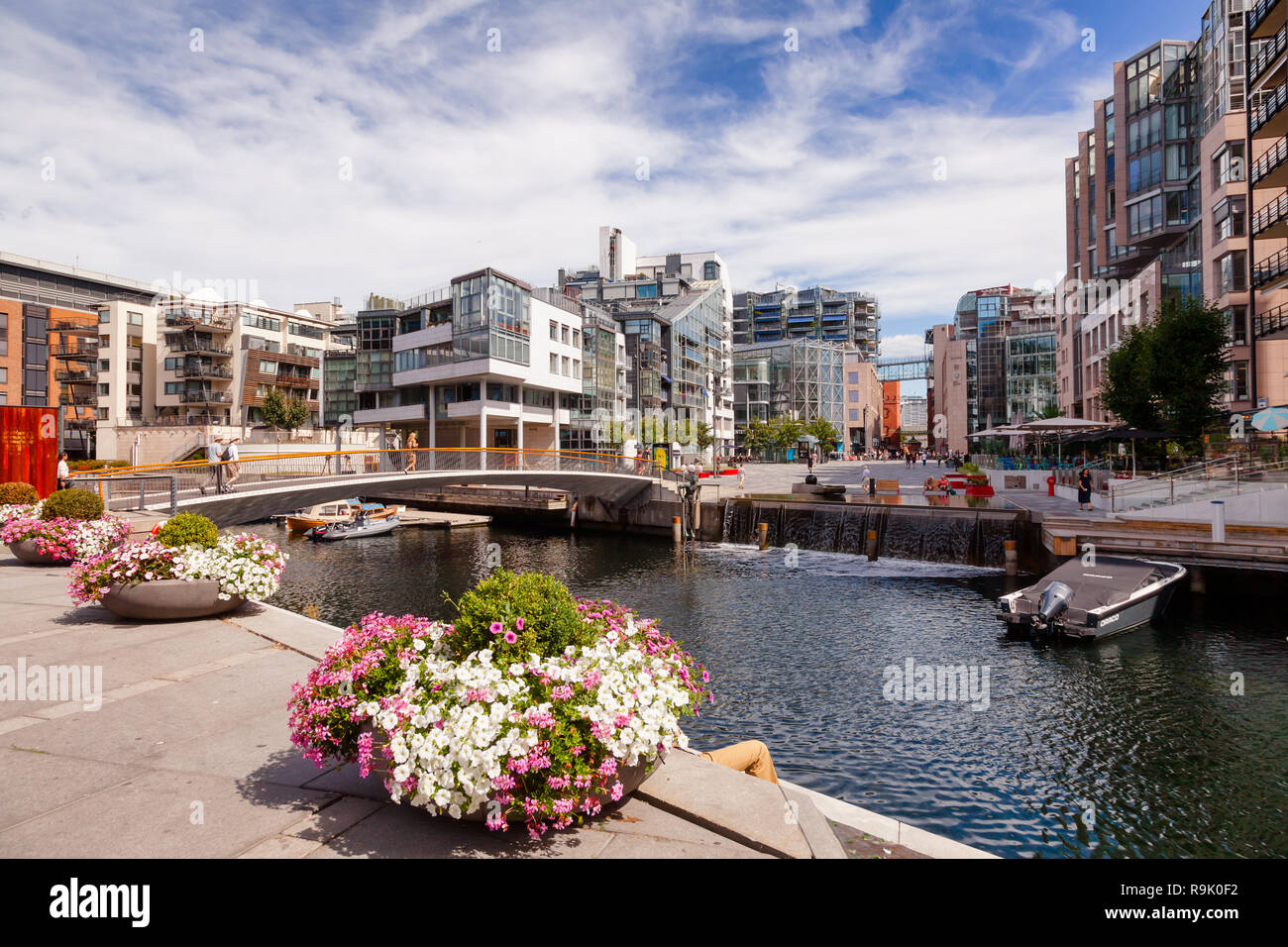 OSLO, Norvegia - 23 luglio 2018: la moderna architettura scandinava al rinnovato Aker Brygge quartiere, parte del fiordo città di rinnovamento urbano nel progetto Foto Stock