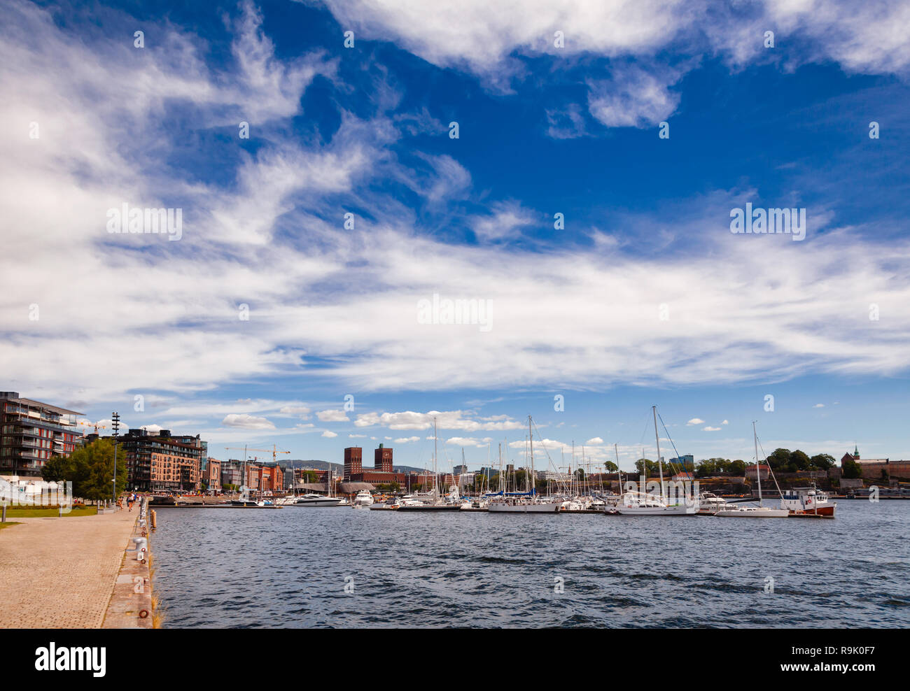 OSLO, Norvegia - Luglio 23, 2018: Pipervika Harbour come visto dal Tjuvholmen Waterfront District con Aker Brygge quartiere e marina visto in backgr Foto Stock