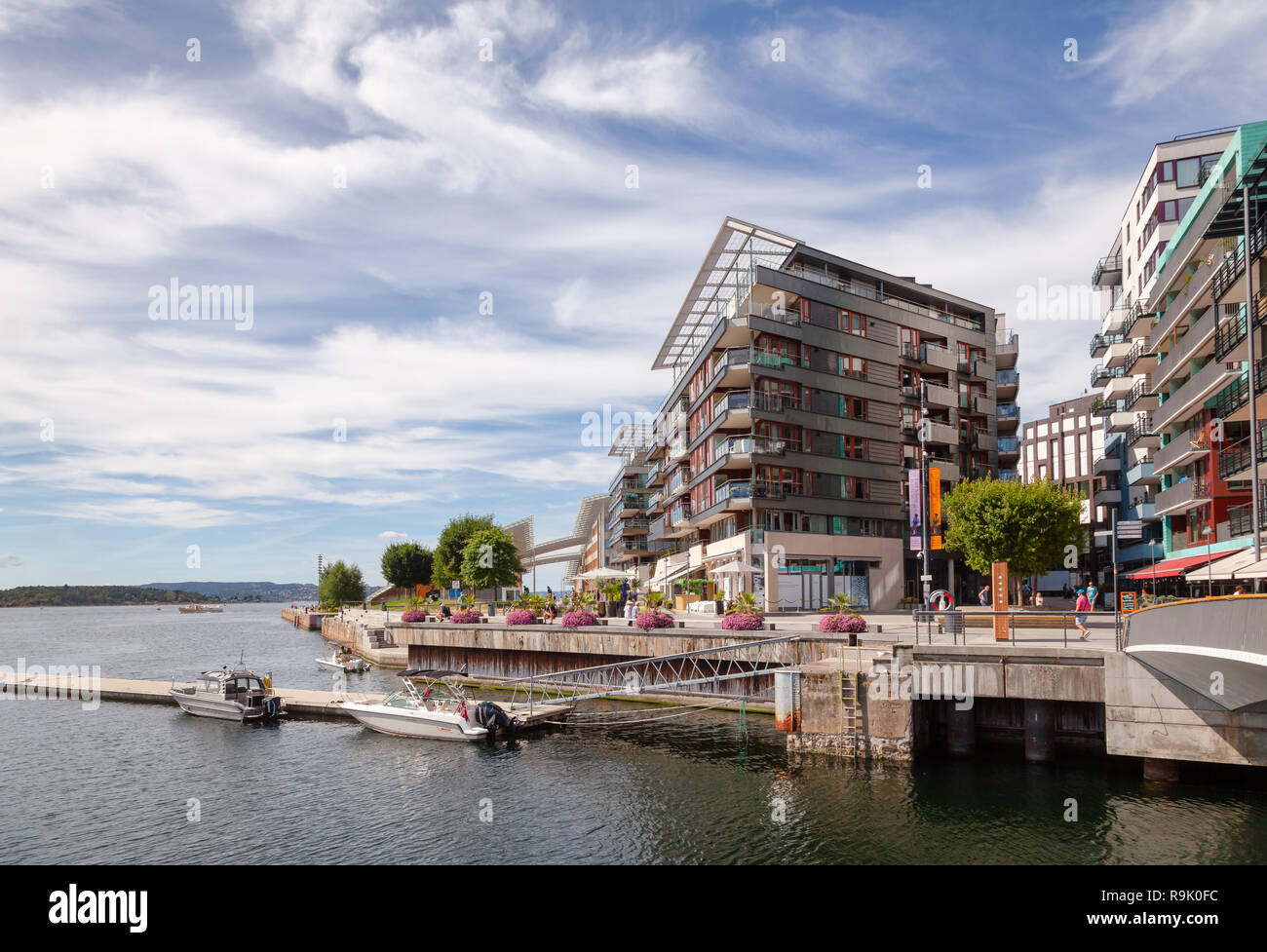 OSLO, Norvegia - 23 luglio 2018: la moderna architettura scandinava al rinnovato Tjuvholmen waterfront district, parte del fiordo City il rinnovamento urbano proje Foto Stock