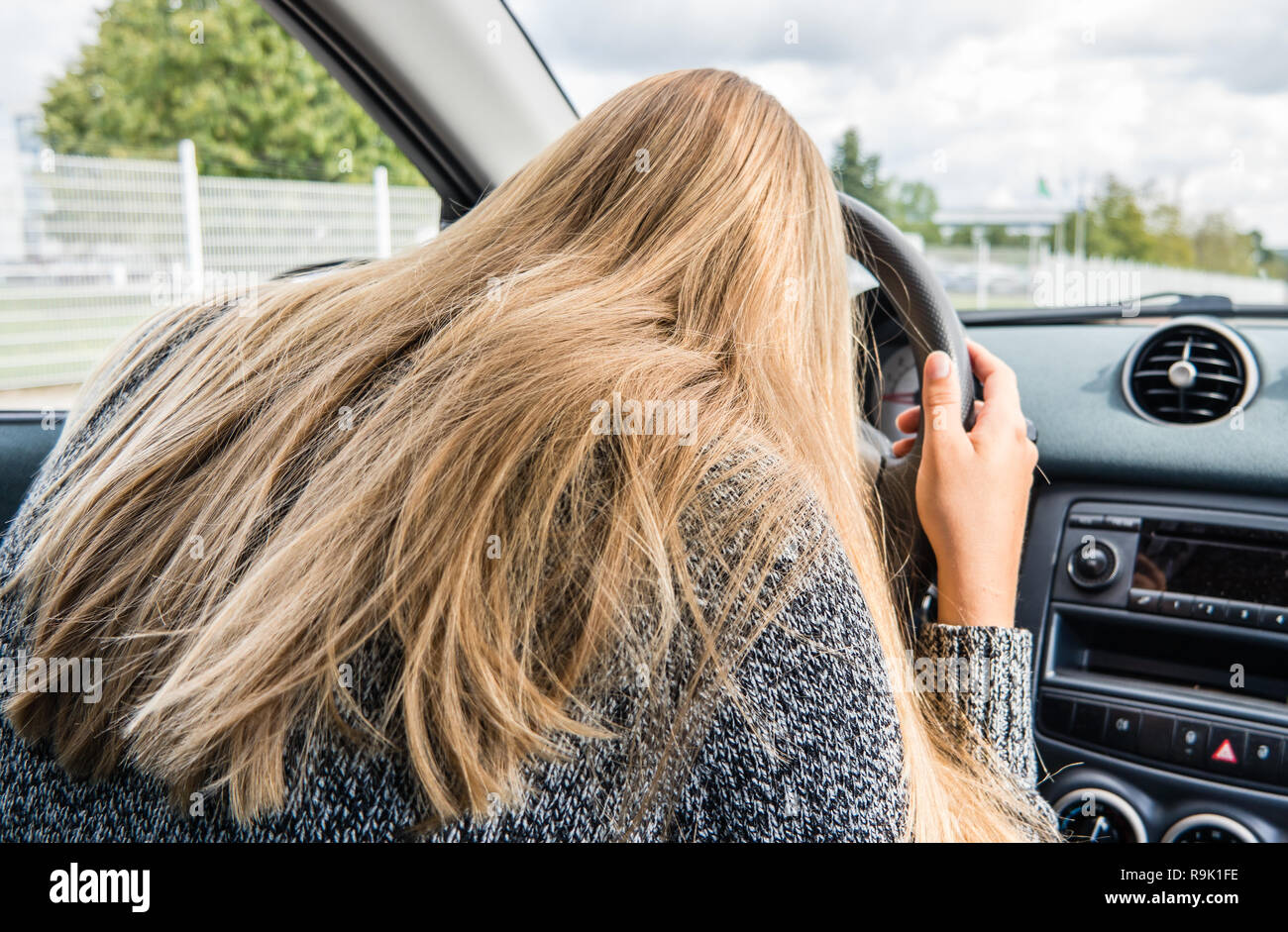 La donna si addormenta al volante Foto Stock