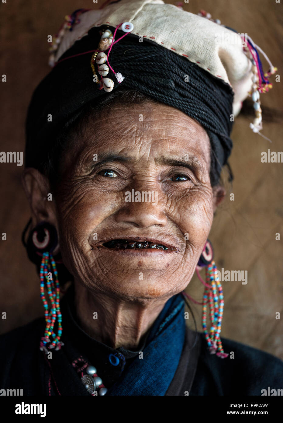 KYAING TONG, MYANMAR - CIRCA NEL DICEMBRE 2017: Ritratto di donna vecchia al Pan Ian Village, Enn tribù noto anche come Eng o denti di nero attorno Kyaing Ton Foto Stock