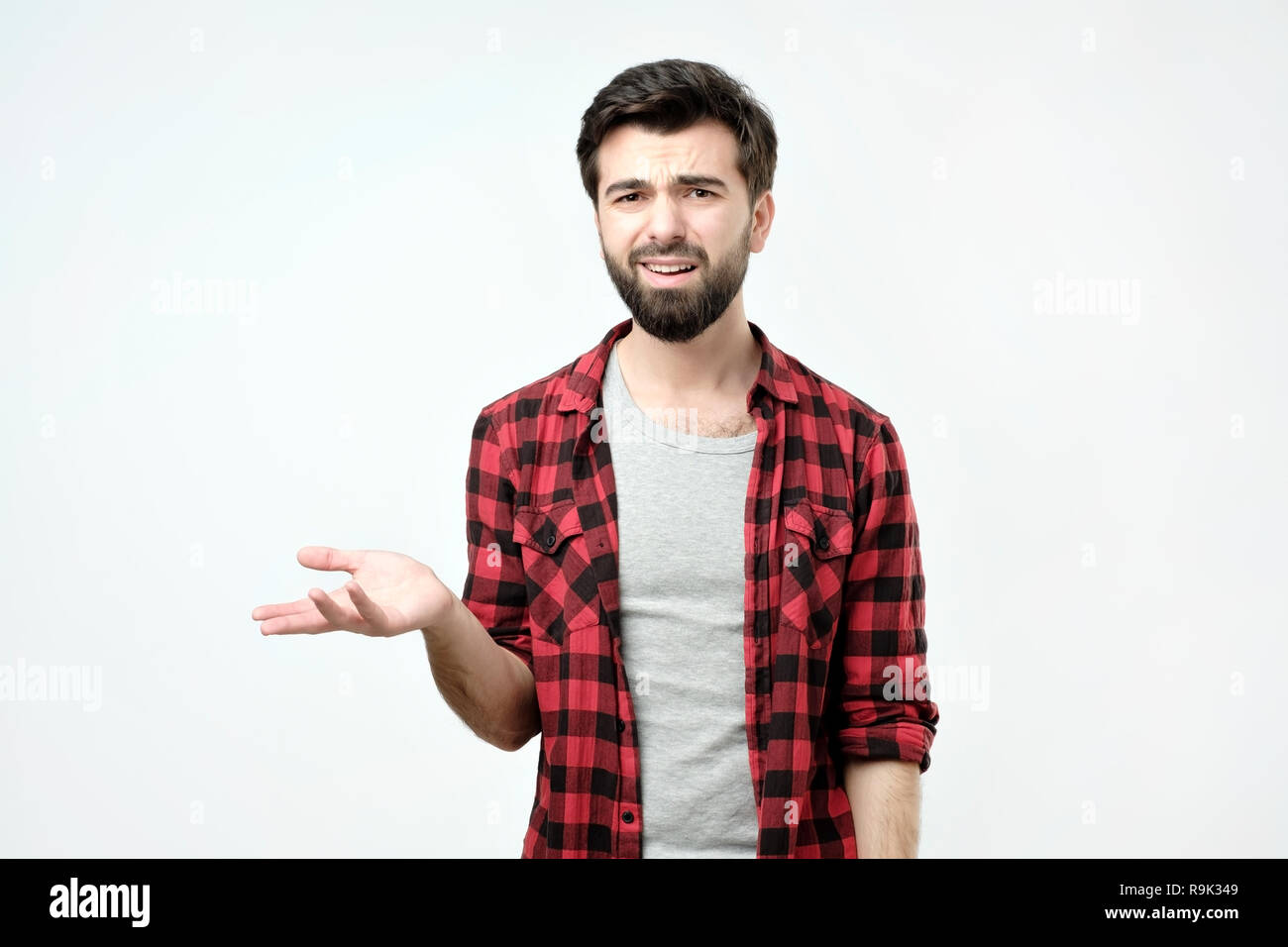Lo spagnolo arrabbiato e scontente uomo a diffondere la sua mano e chiedere che cosa si intende per Foto Stock