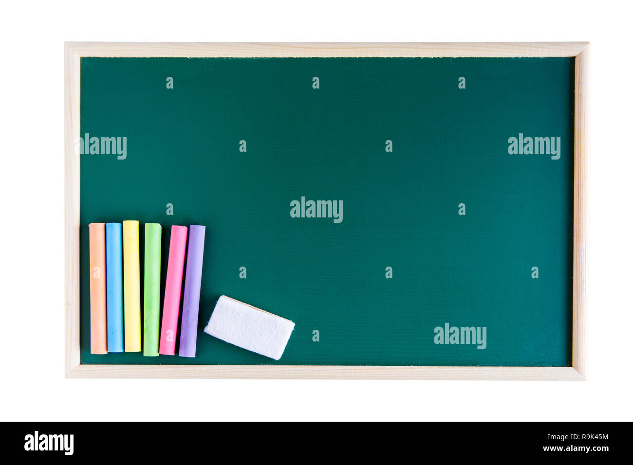 Colorate e gesso lavagna vuota eraser sullo sbozzato scheda verde isolato su sfondo bianco con copia spazio per aggiungere del testo Foto Stock