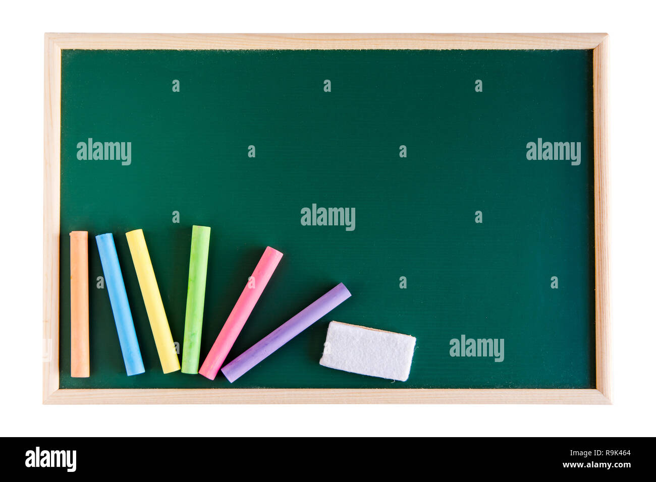 Colorate e gesso lavagna vuota eraser sullo sbozzato scheda verde isolato su sfondo bianco con copia spazio per aggiungere del testo Foto Stock