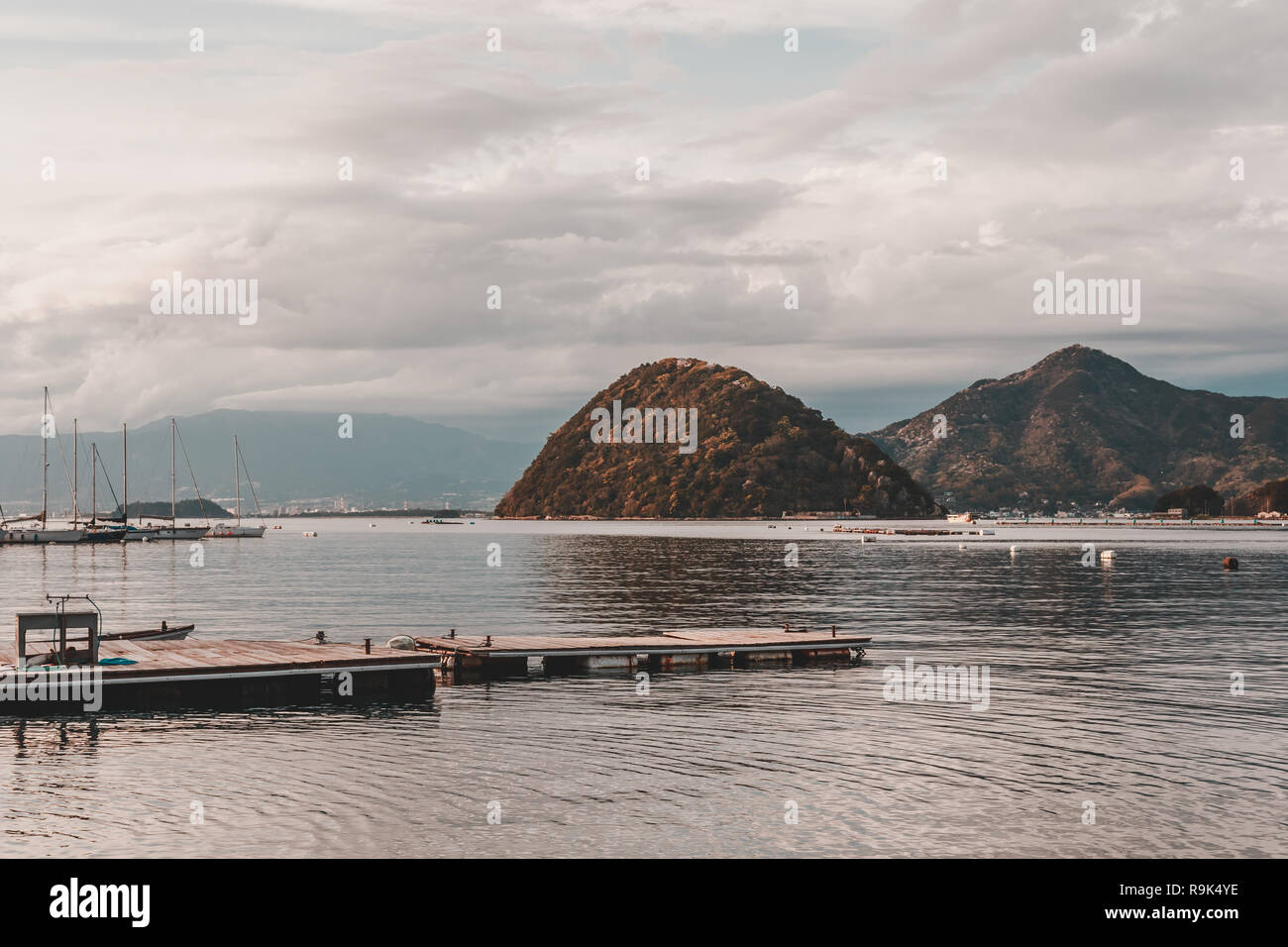 Baia di Uchiura in un giorno nuvoloso fotografia dalla terraferma con cantiere in primo piano e Awashima isola in background. Foto Stock