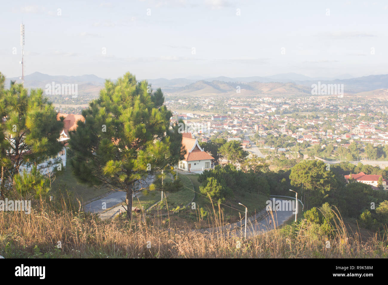 Panorama della città con la montagna e sullo sfondo del cielo in Laos Foto Stock