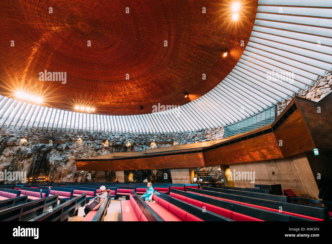 Helsinki, Finlandia - 7 Dicembre 2016: interno della Comunità Luterana Chiesa Temppeliaukio conosciuto anche come Chiesa di roccia e chiesa rupestre. Famoso punto di riferimento. Foto Stock