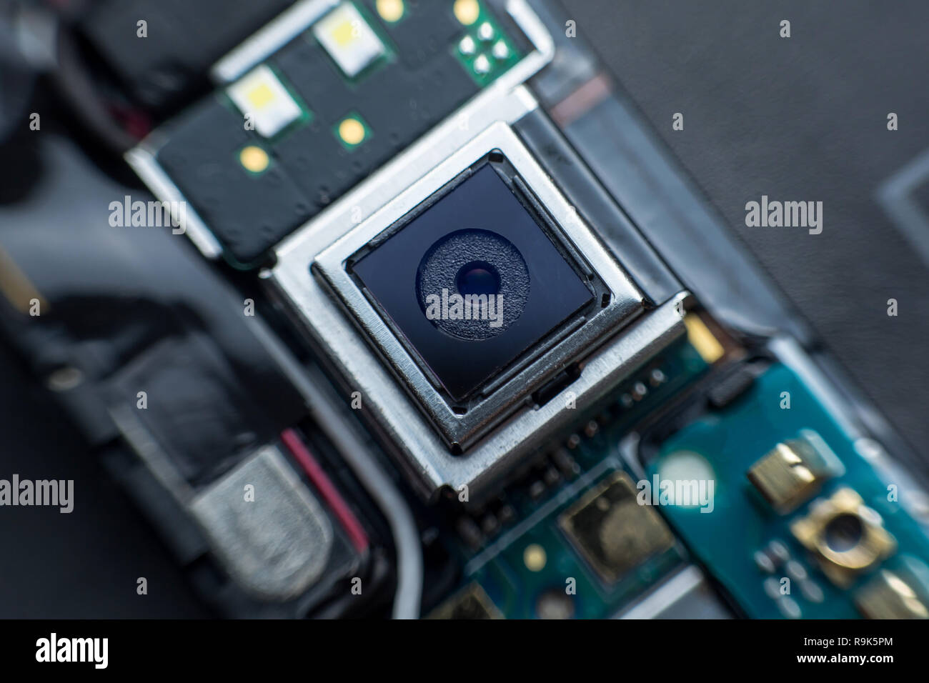 Close up telecamera all'interno di una scheda a circuito elettronico smart phone. smontaggio cellulare parti. Foto Stock