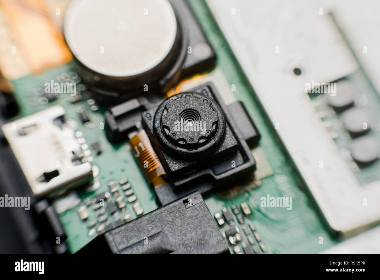 Close up telecamera all'interno di una scheda a circuito elettronico smart phone. smontaggio cellulare parti. Foto Stock