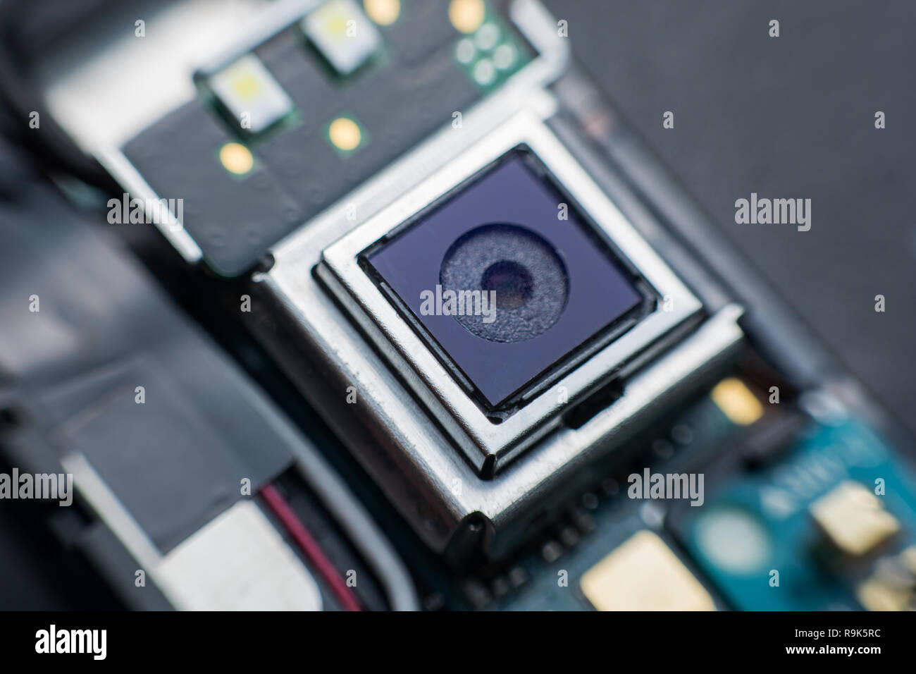 Close up telecamera all'interno di una scheda a circuito elettronico smart phone. smontaggio cellulare parti. Foto Stock
