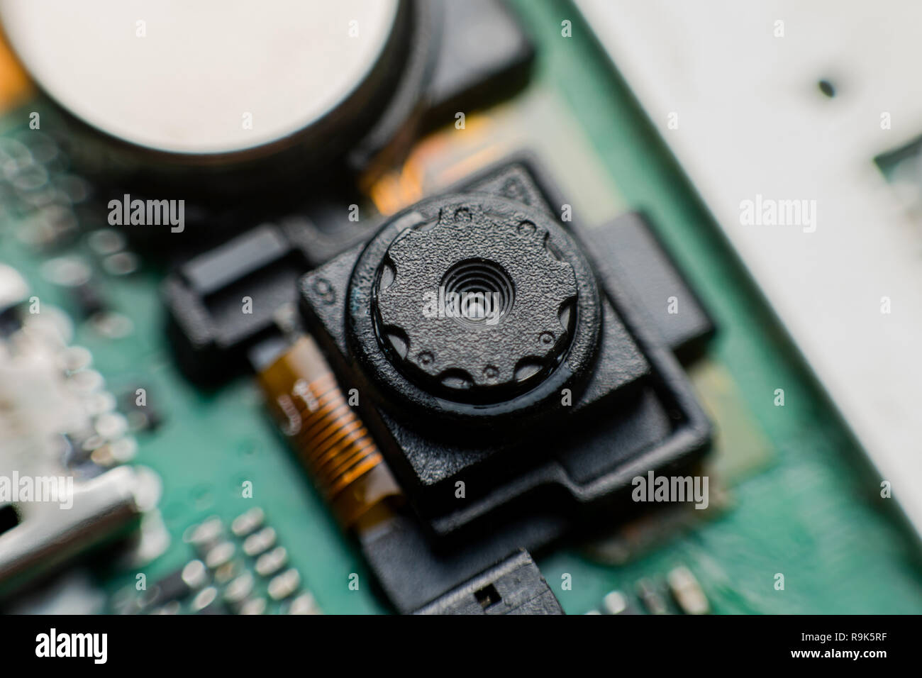 Close up telecamera all'interno di una scheda a circuito elettronico smart phone. smontaggio cellulare parti. Foto Stock
