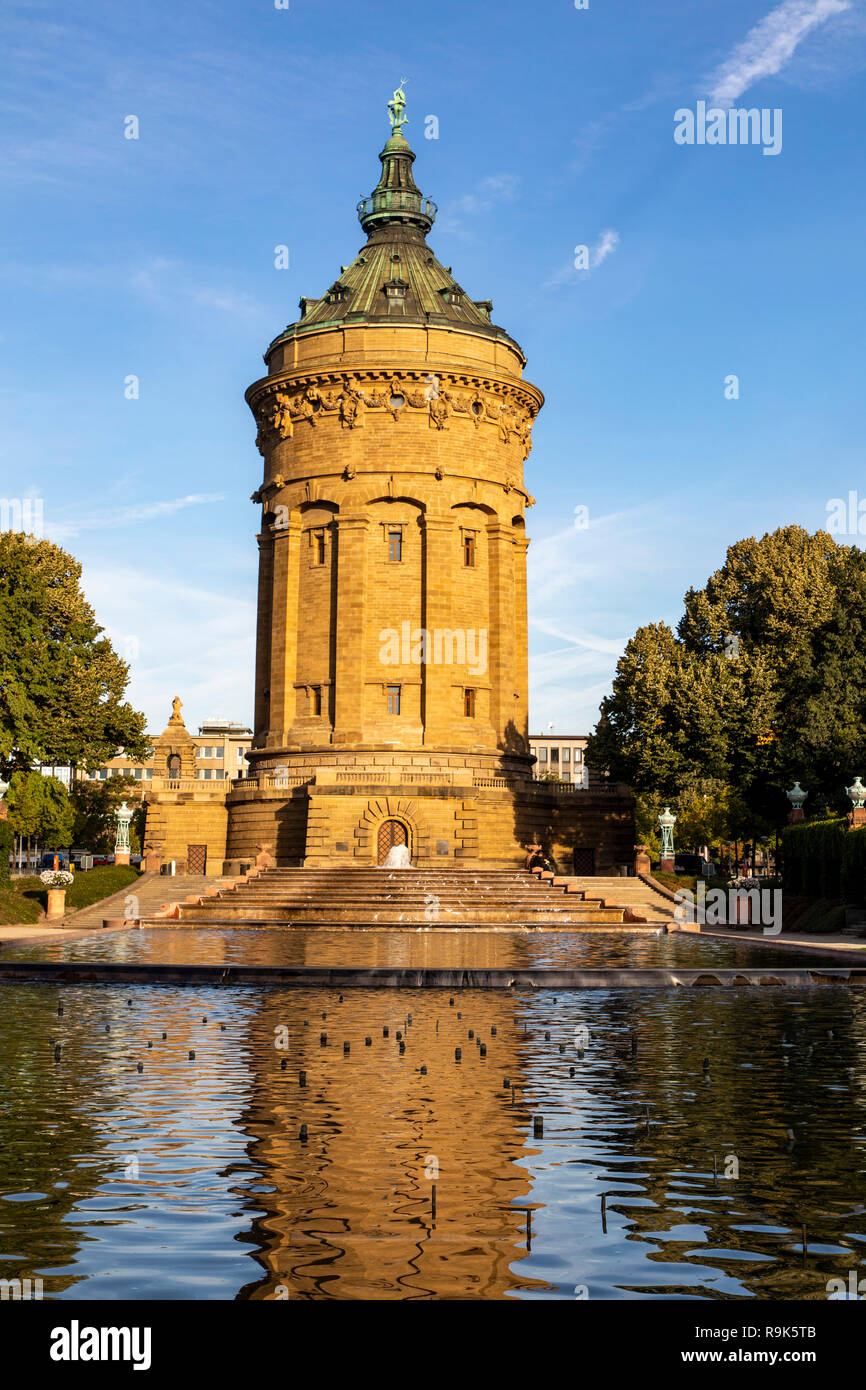 Giochi d'acqua, fontane, a Friedrichsplatz, Water Tower, Mannheim, Baden-WŸrttemberg, Germania Foto Stock