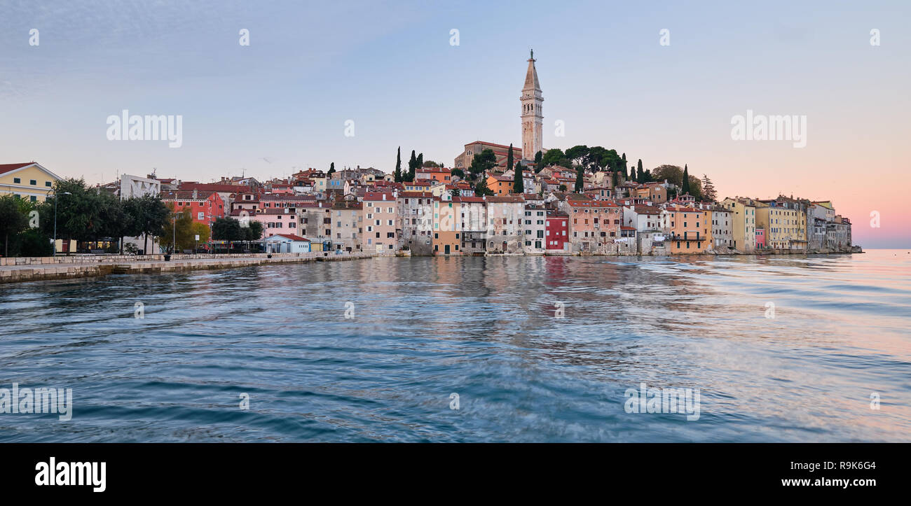 Vista della città di Rovigno in Croazia. Sunrise luce sulla città vecchia che si riflette nel porto. Foto Stock