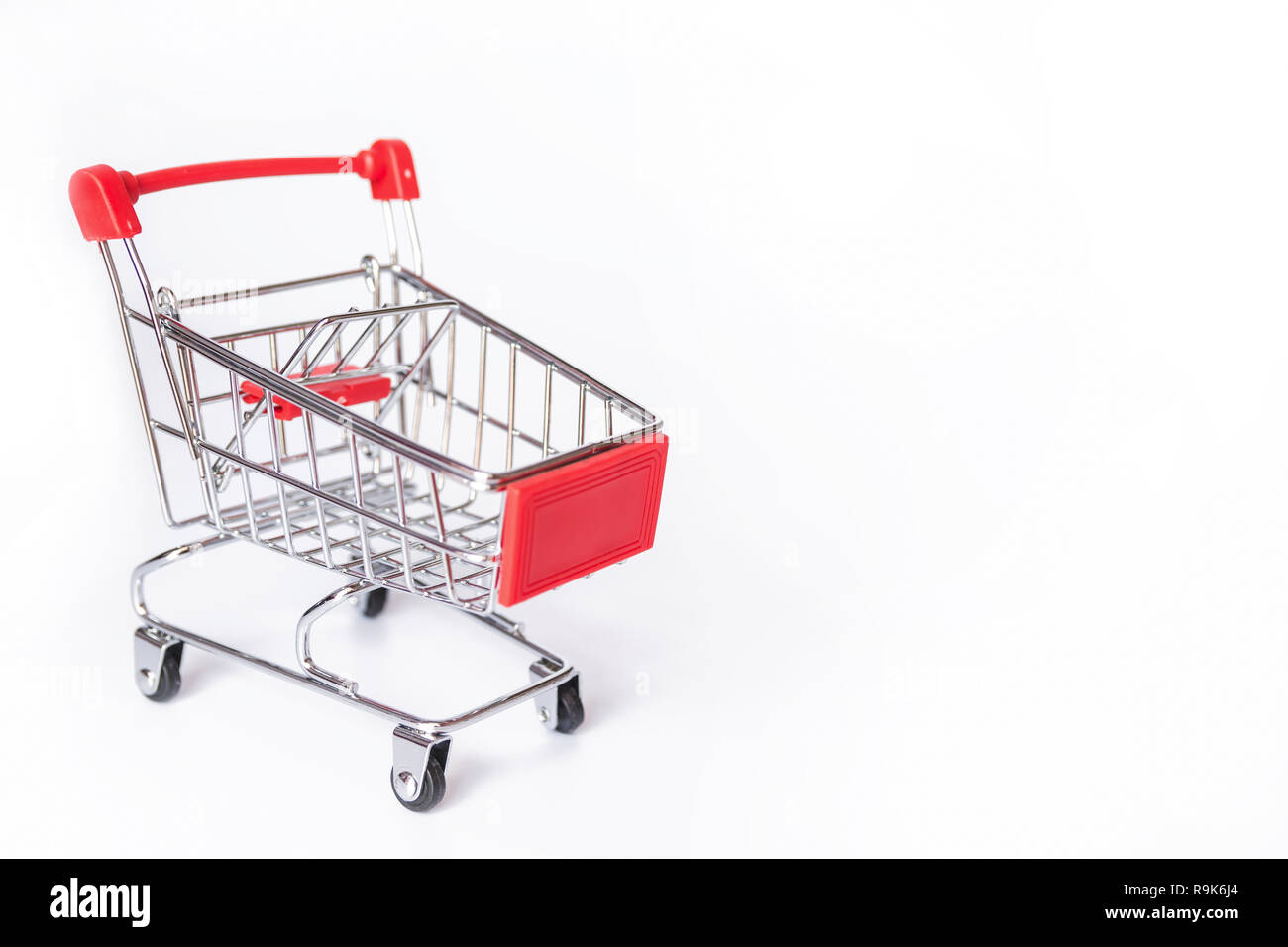 Red carrello o il carrello per supermercati su sfondo bianco con spazio di copia Foto Stock