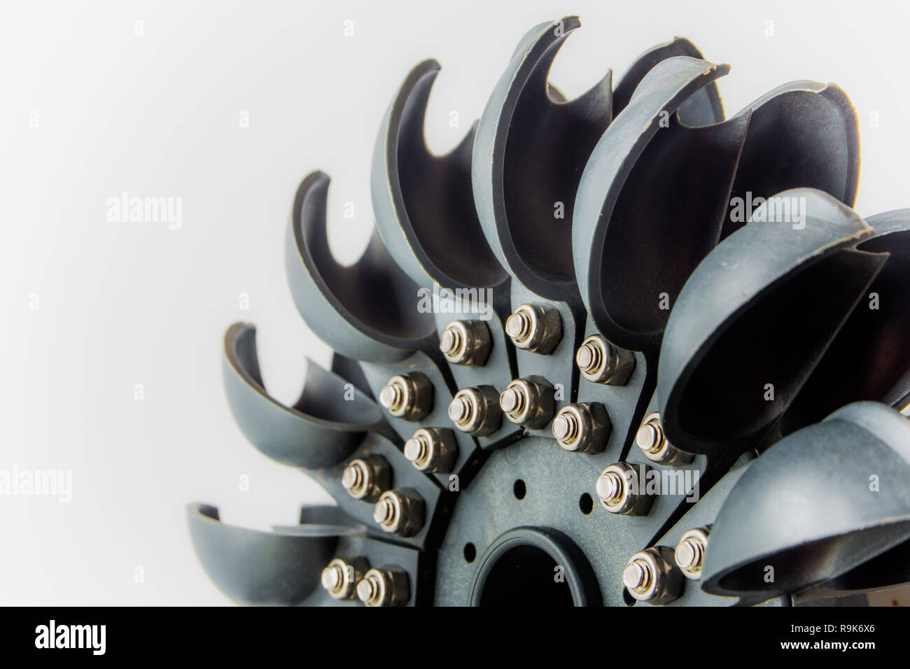 Acqua di Pelton turbina per generare elettricità da energia idroelettrica Foto Stock
