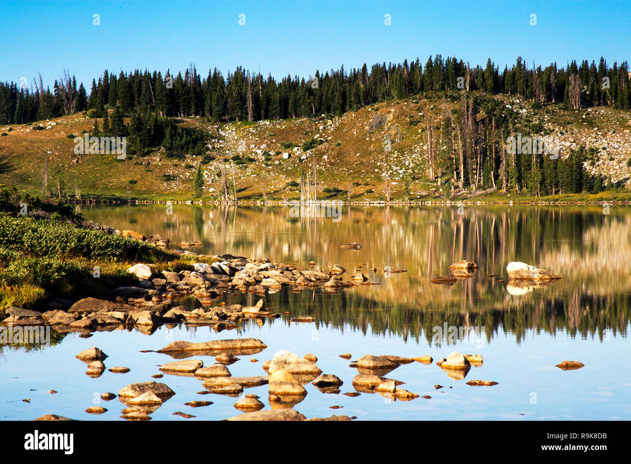 Libby Lago Sunrise nel campo nevoso monti del Wyoming Foto Stock