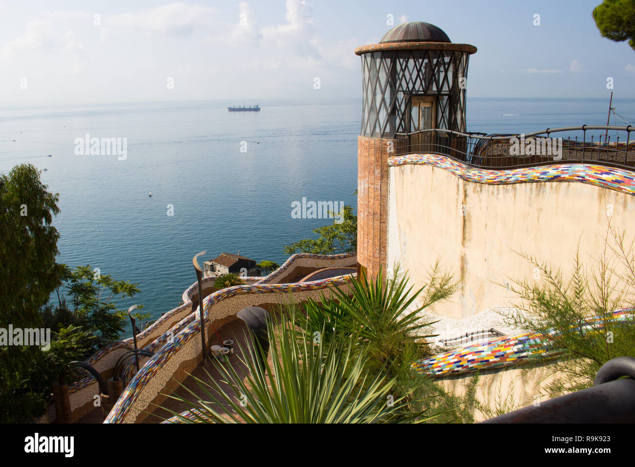 Villa comunale con elementi tipici di Vietri sul mare ceramiche, la Costiera Amalfitana - Salerno, Italia Foto Stock