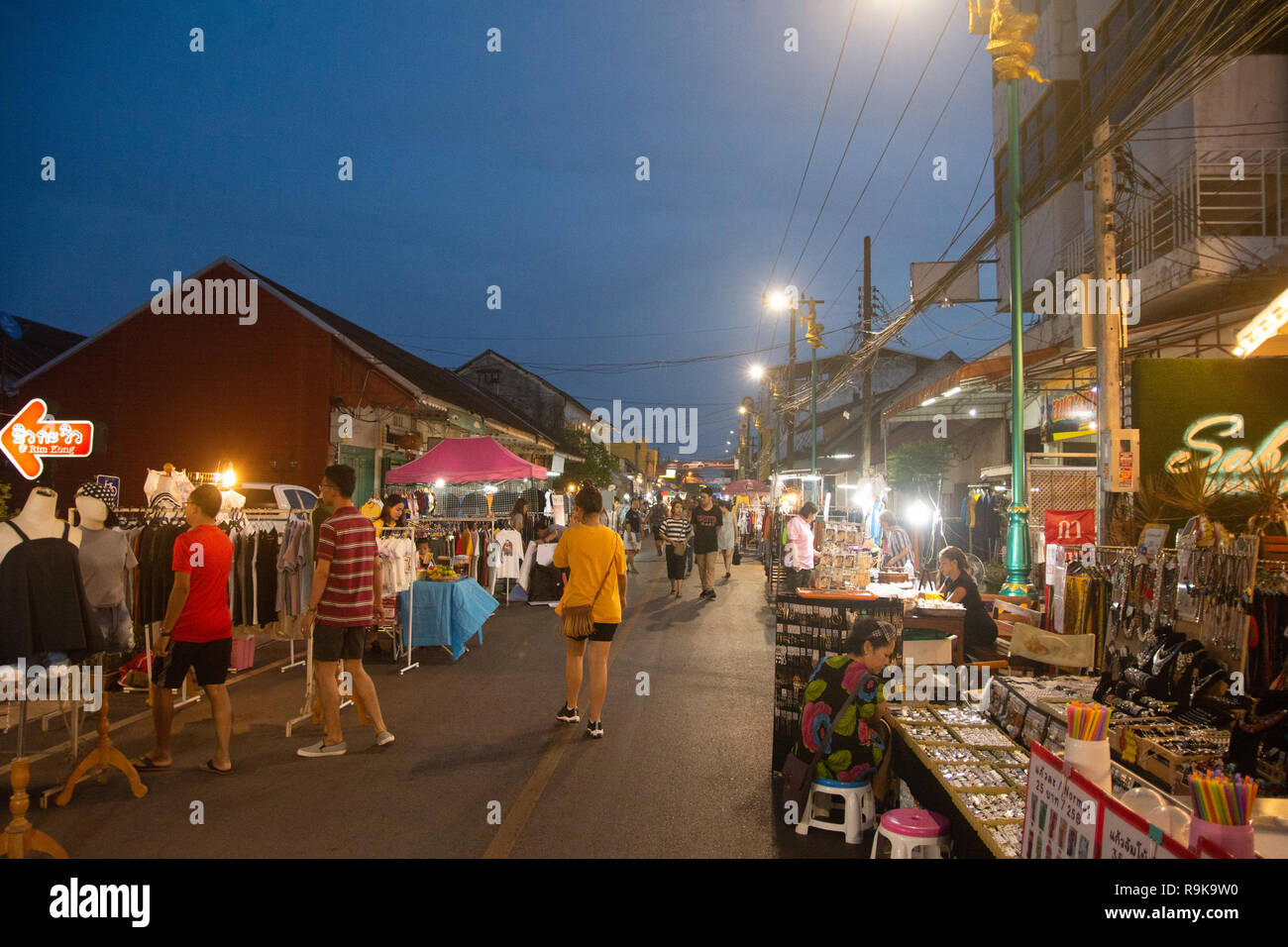 Nakhon Phnom, Tailandia - 19 OTT 2018: Nakhon Phnom Walking Street Market Foto Stock