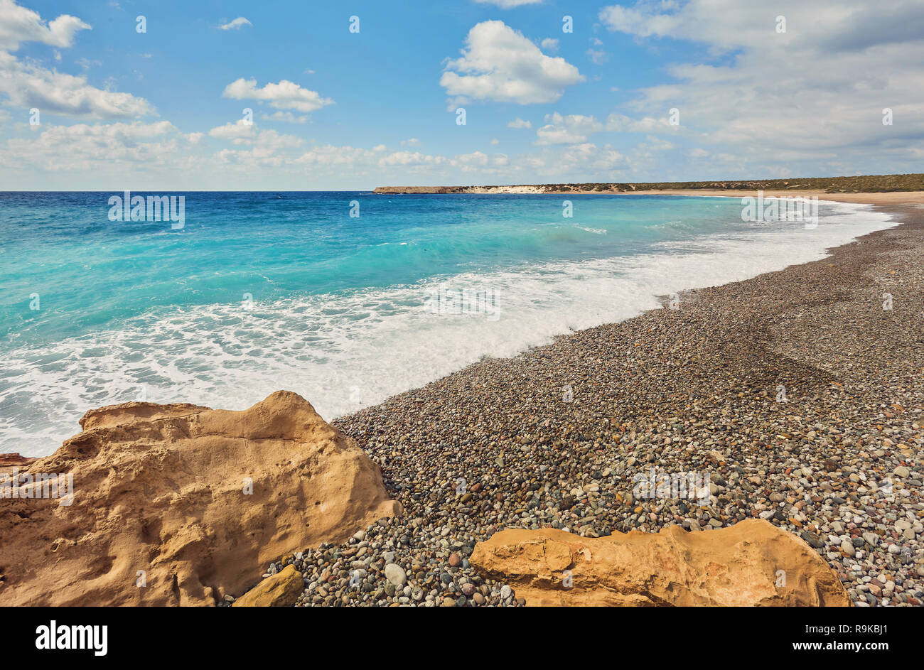 Bellissima spiaggia selvaggia con turchesi acque cristalline e onde. Lara Beach, Cipro. Foto Stock