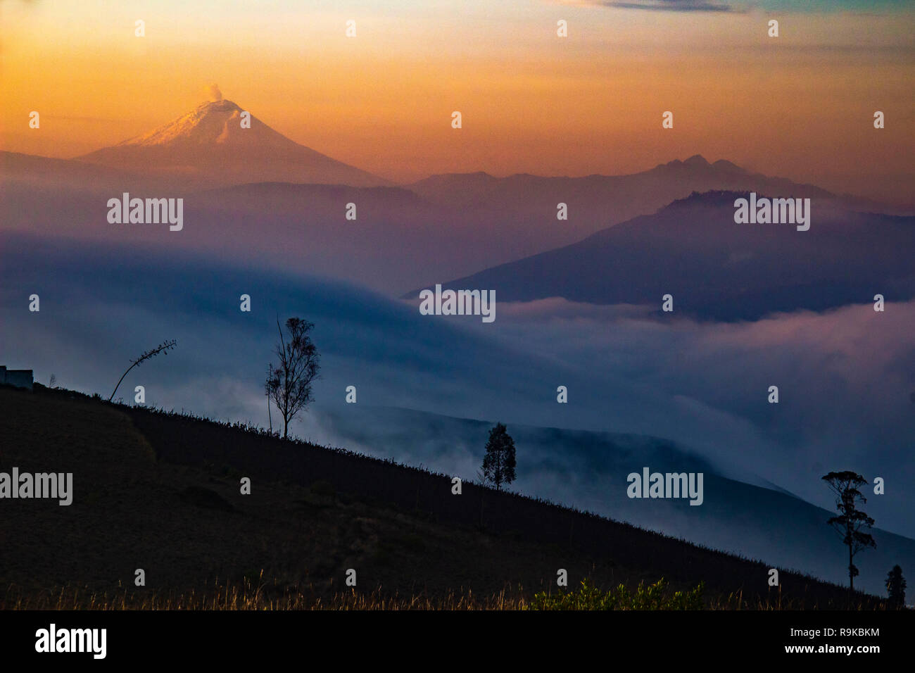 Sunrise nel villaggio andino di Machinguì, con il vulcano Cotopaxi e Cayambe, Ecuador Foto Stock