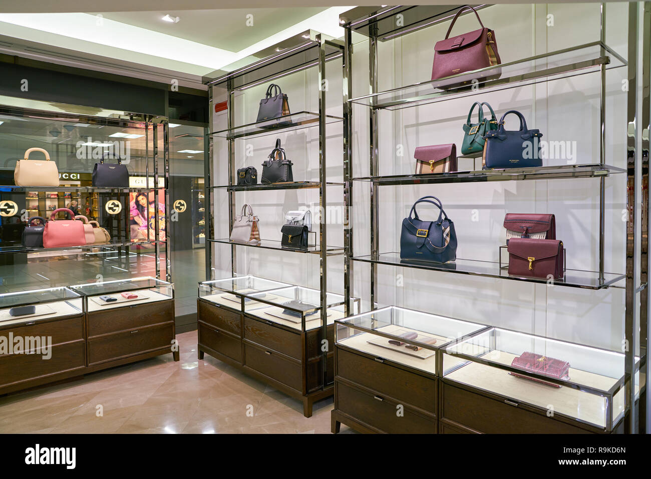 Burberry shopping store roma immagini e fotografie stock ad alta  risoluzione - Alamy