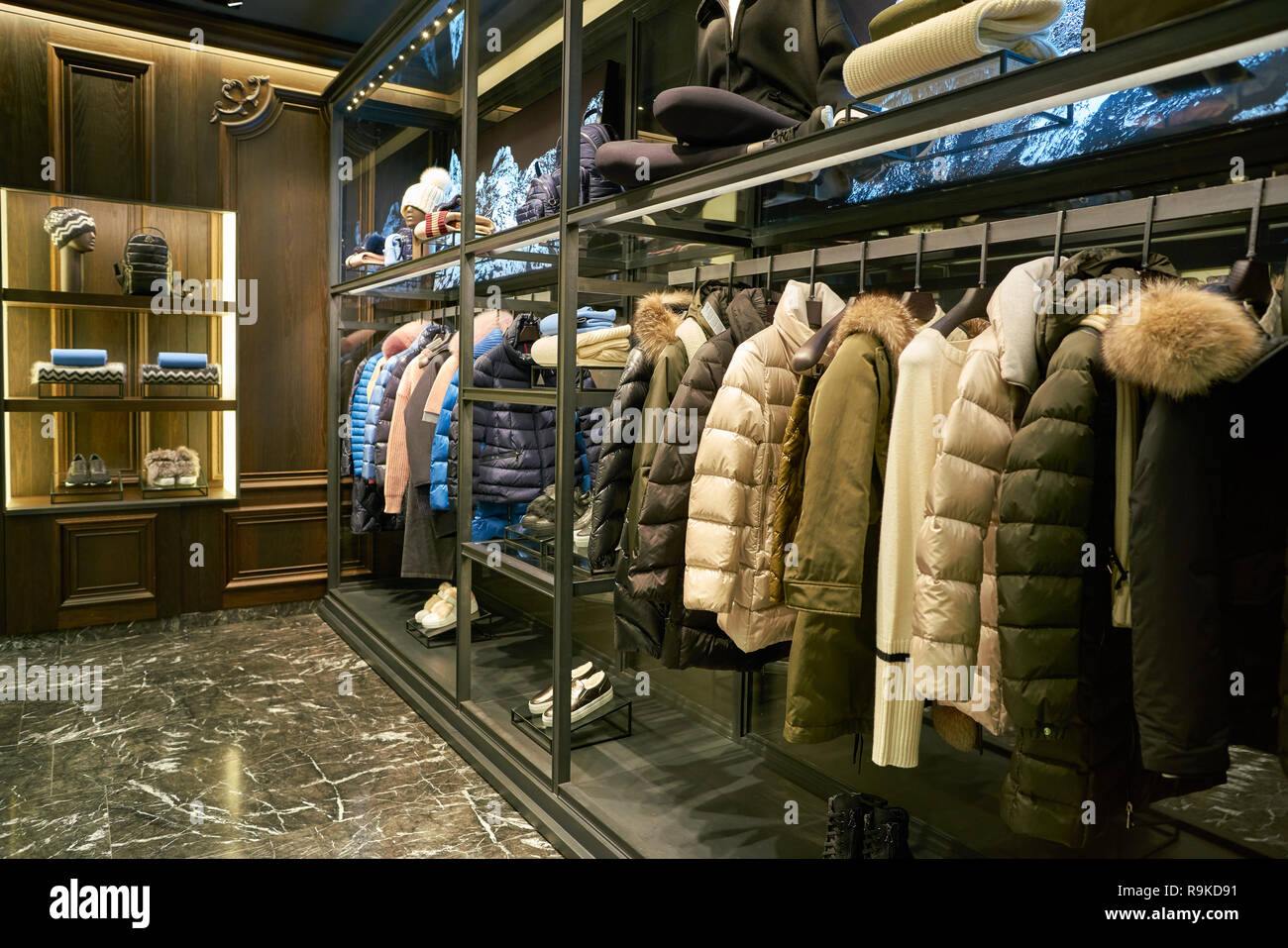 Roma, Italia - circa novembre, 2017: interni colpo di Moncler store  nell'aeroporto internazionale di Fiumicino. Moncler è un italiano il  produttore di abbigliamento un Foto stock - Alamy