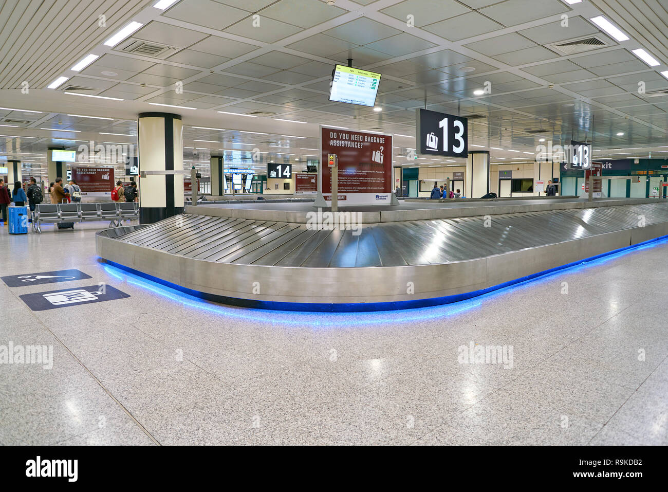 Roma, Italia - circa novembre, 2017: area ritiro bagagli in aeroporto  internazionale di Fiumicino "Leonardo da Vinci Foto stock - Alamy