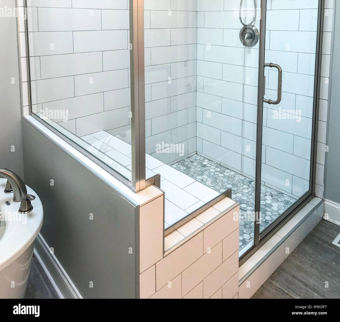 Il lusso moderno bagno Foto Stock