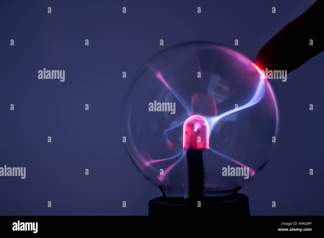 Una lampada al plasma con rosa raggi di energia elettrica. Effetto di elettricità sul vetro. Foto Stock