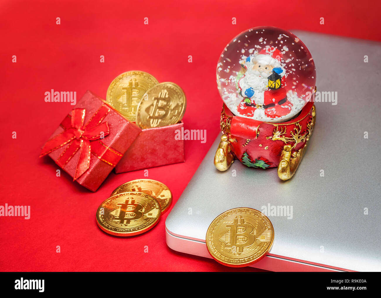 A Belgrado, in Serbia - 16 dic 2018 - Funny carino Santa Claus in una palla di neve e bitcoin dono per il nuovo anno - Natale Cryptocurrency celebrazione del concetto. Foto Stock