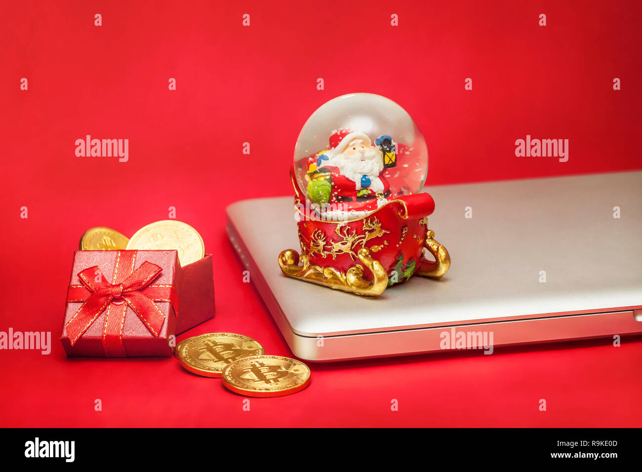 A Belgrado, in Serbia - 16 dic 2018 - Funny carino Santa Claus in una palla di neve e bitcoin dono per il nuovo anno - Natale Cryptocurrency celebrazione del concetto. Foto Stock