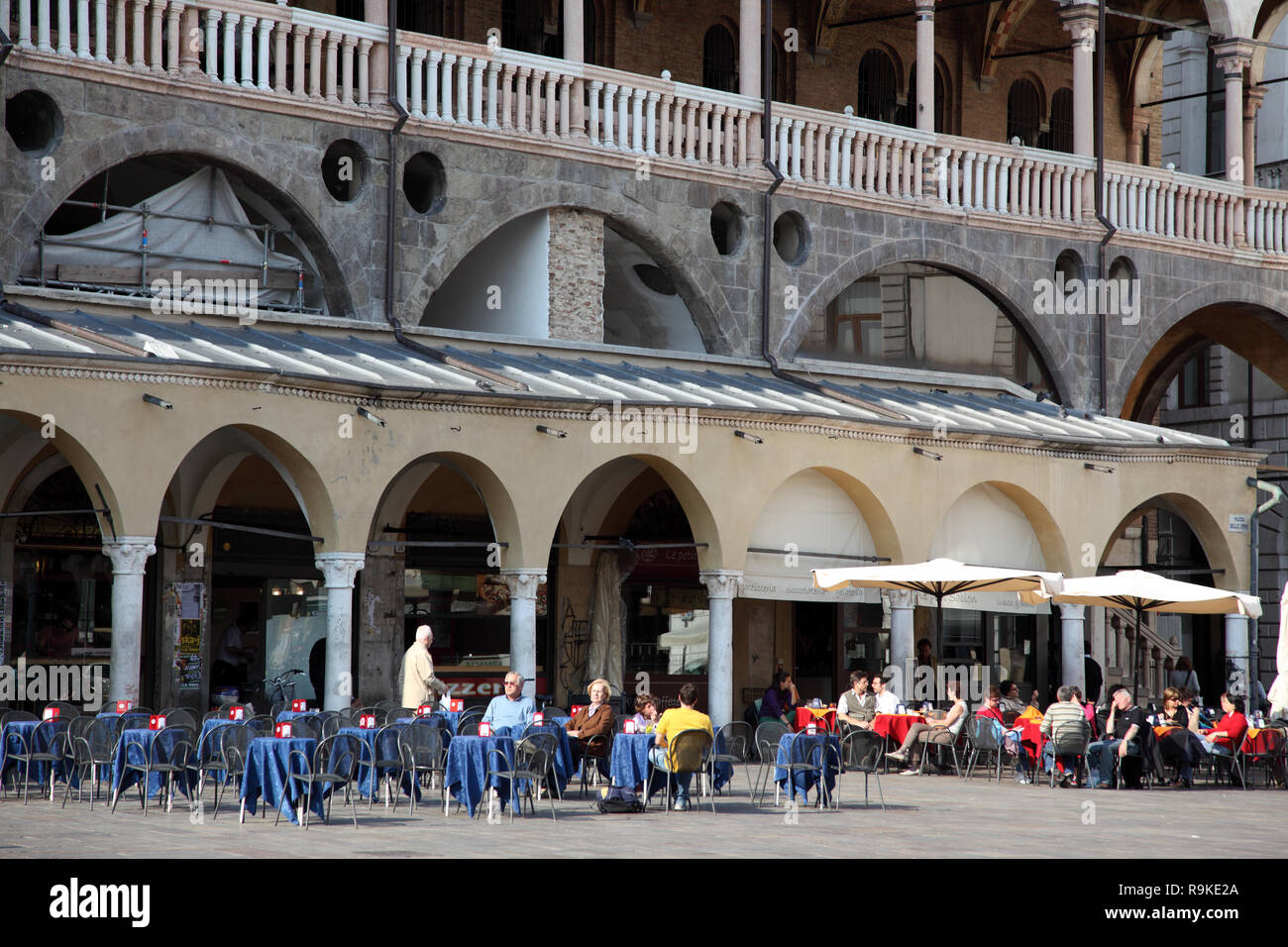 Cafe al di fuori del Palazzo della Ragione in Piazza delle Erbe a Padova. Foto Stock