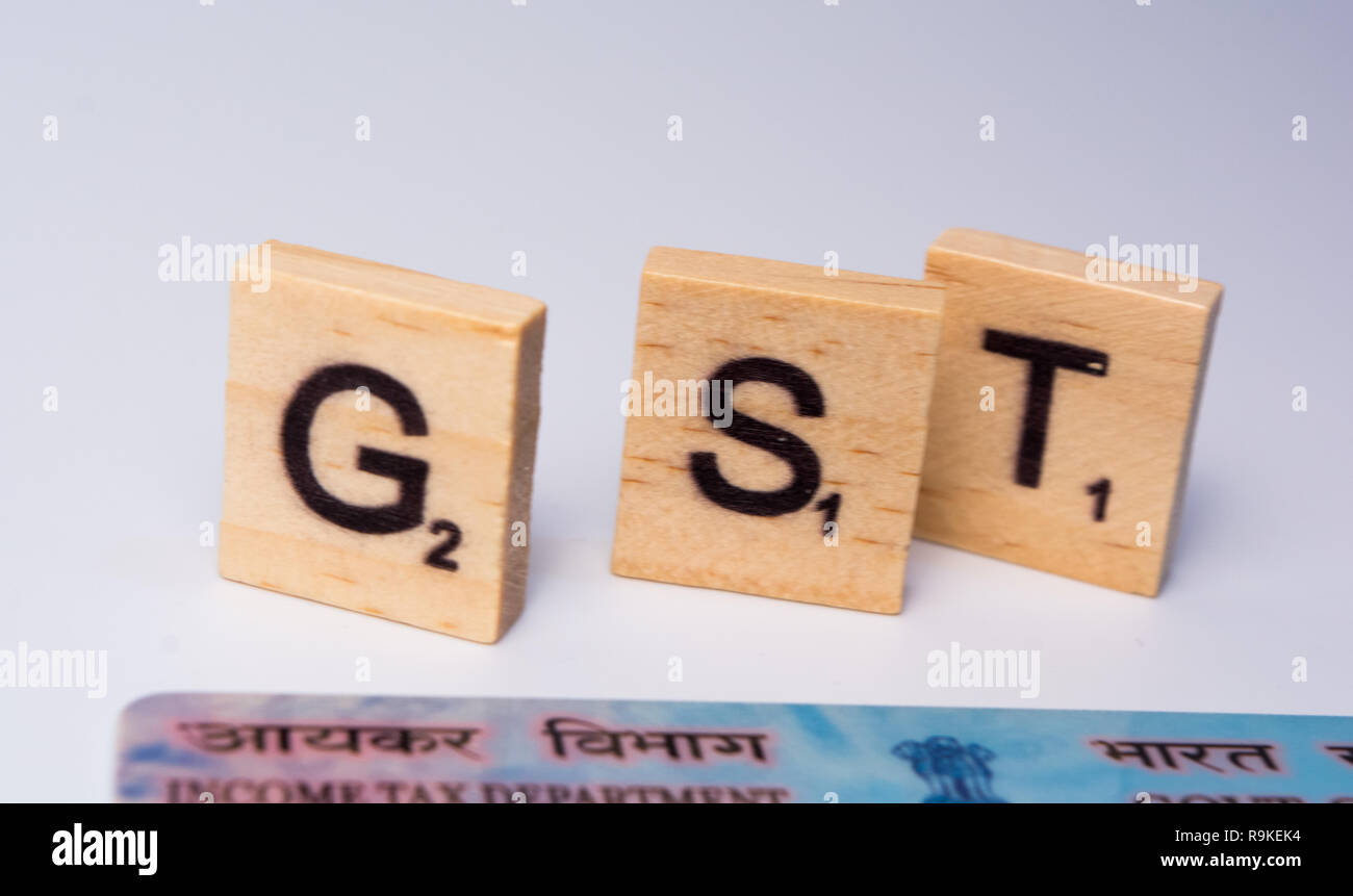 Concetto di GST con coppa indiano sulla carta di sfondo isolato Foto Stock