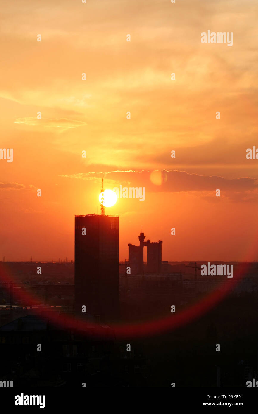 Skyline di New Belgrade (Novi Beograd) visto dal tramonto. Le attrazioni principali del quartiere come Geneks kula e Usce Foto Stock