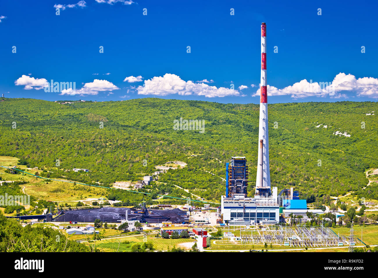 Il carbone centrale elettrica a combustibili fossili nella verde valle Plomin e più alto camino croato vista l'Istria, regione della Croazia Foto Stock