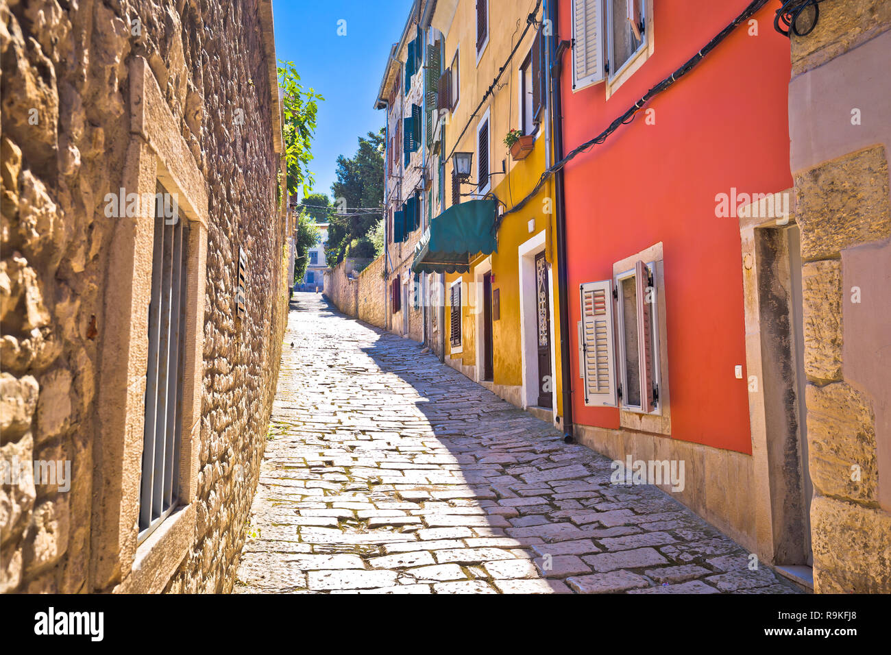 Soleggiato pietra colorata street di antica Pula visualizza l'Istria, regione della Croazia Foto Stock