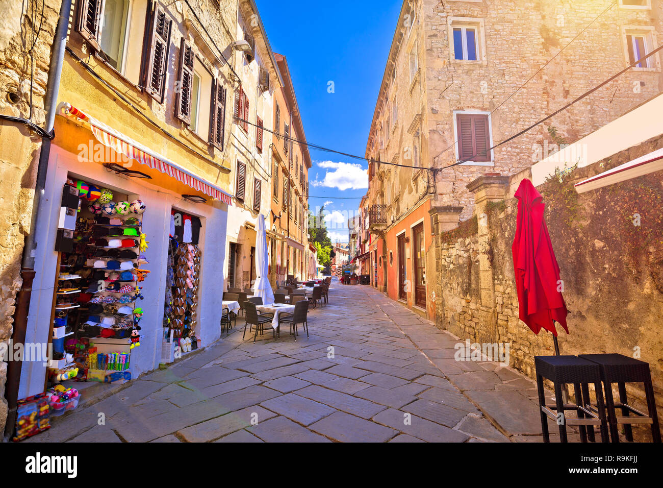 Soleggiato pietra colorata street di antica Pula visualizza l'Istria, regione della Croazia Foto Stock