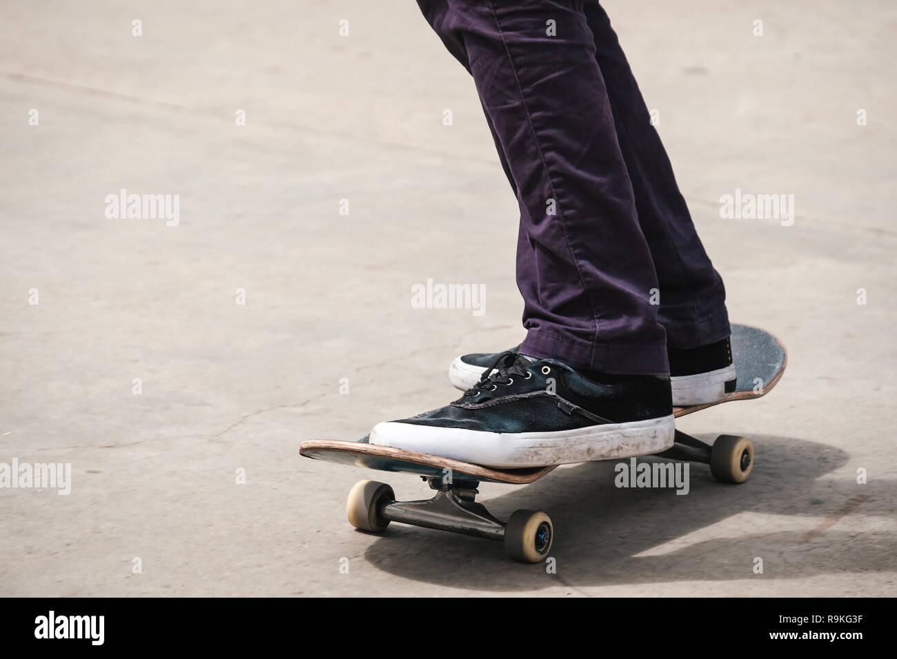 Piedi di uomo sconosciuto sulla sommità di skateboard il rotolamento all'interno del vaso Foto Stock