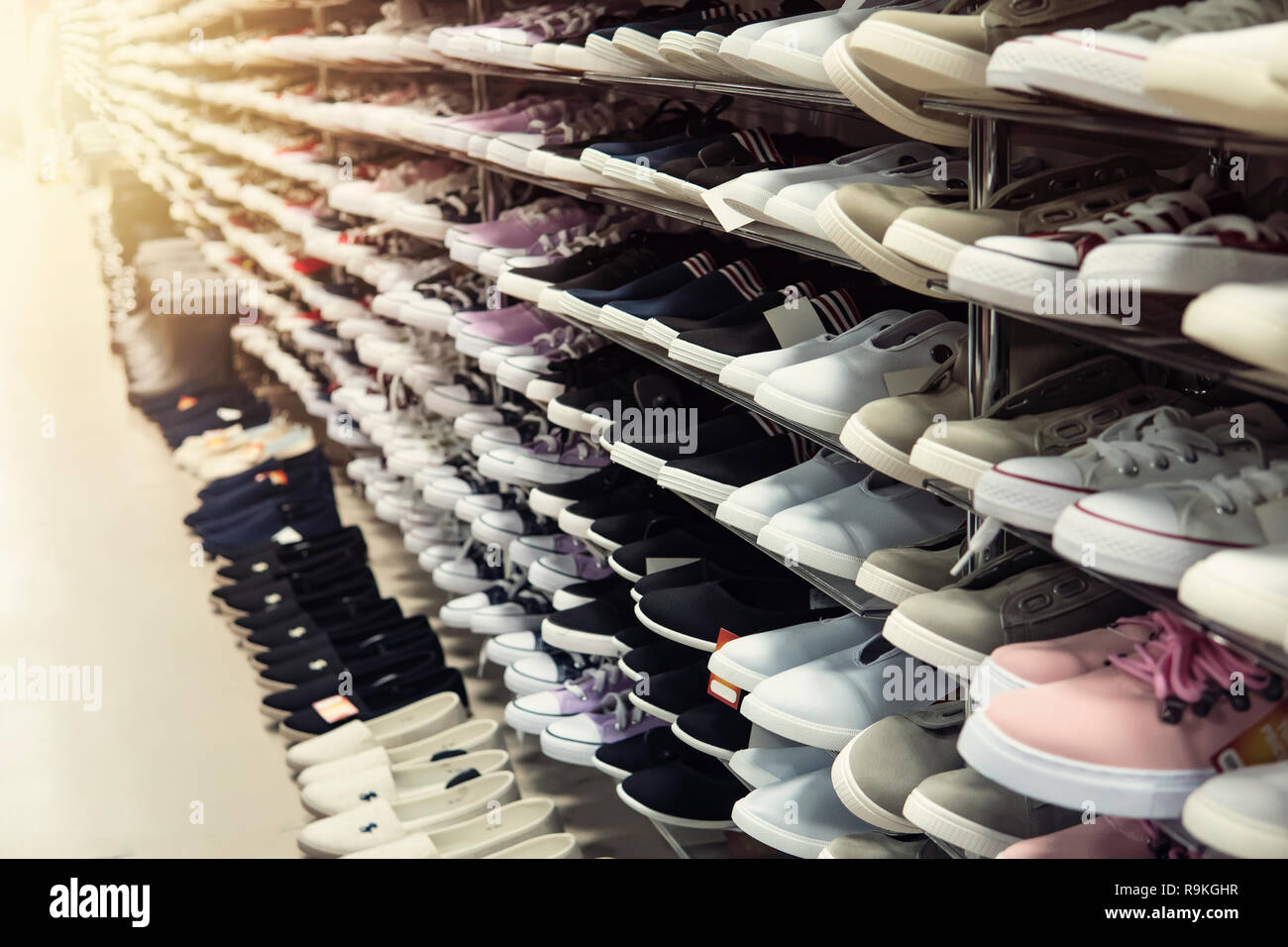 Grande raccolta di diversi sport scarpe. La vetrina del negozio è riempita  con un gran numero di sport calzature di diversi colori. Uomo Scarpe Donna  unisex Foto stock - Alamy