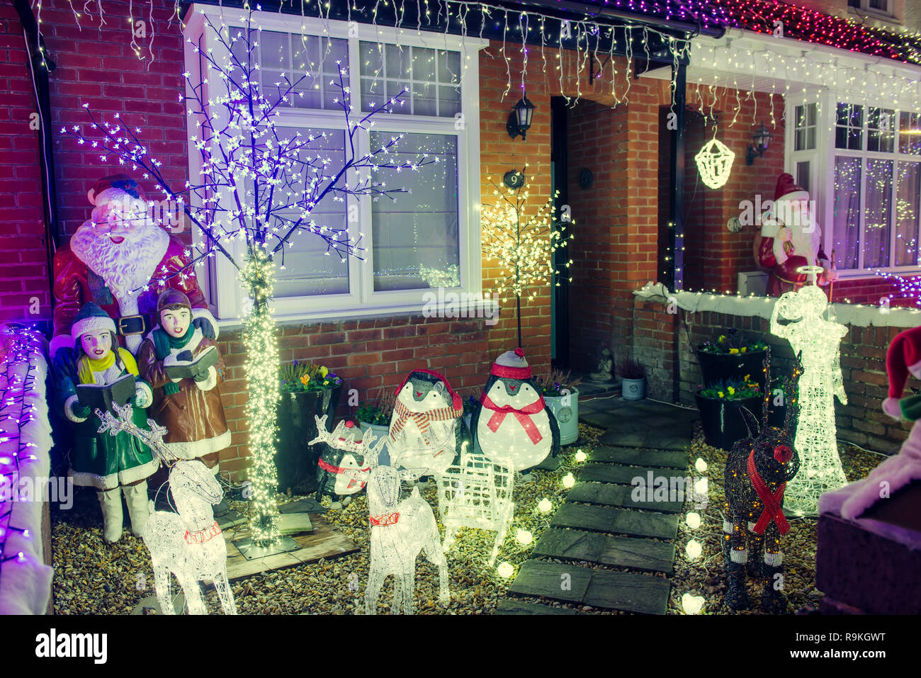 Dicembre 2018, New Milton, Regno Unito - decorato e case illuminate per il Natale e il nuovo anno di notte. Arredi per esterni per le vacanze. Atmosfera di festa Foto Stock