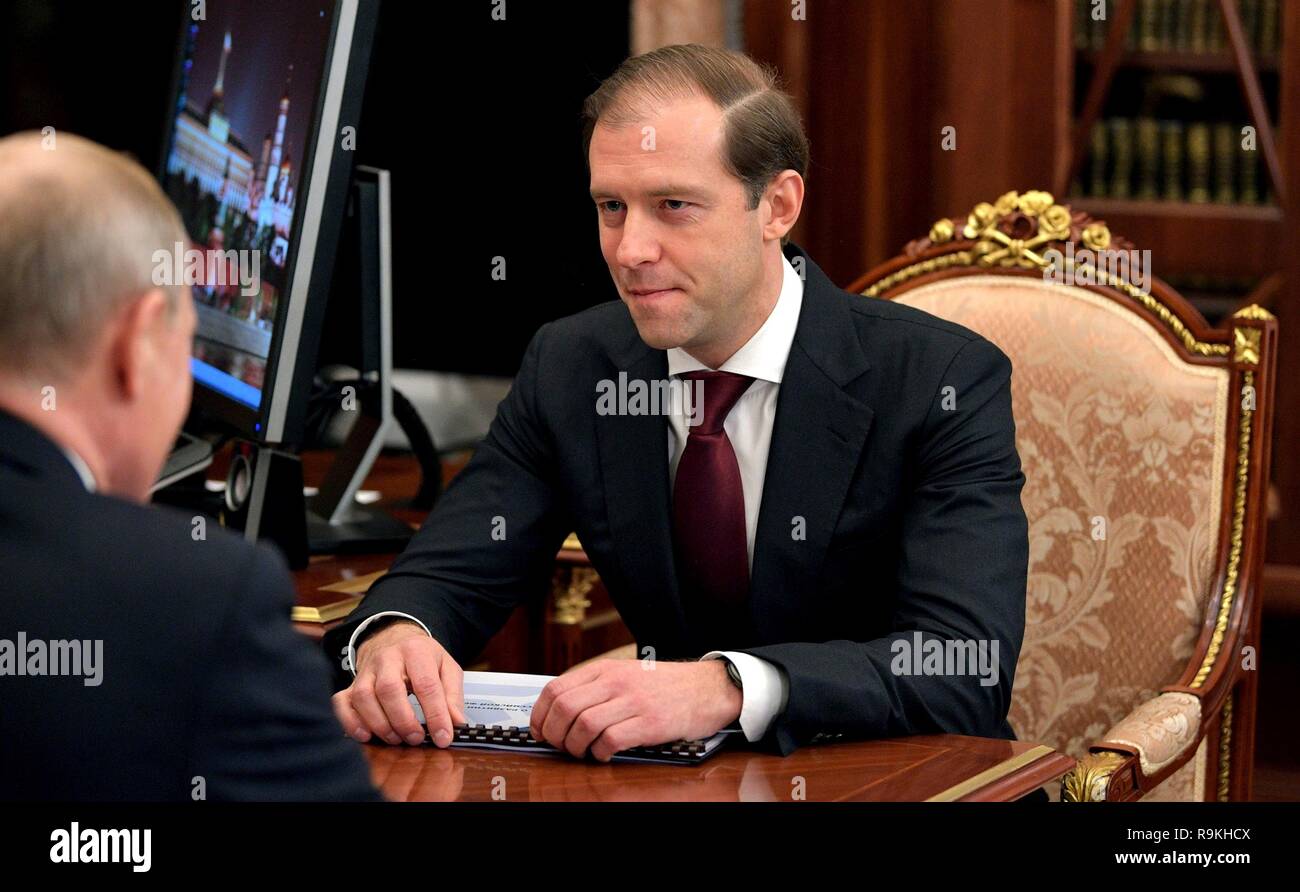 Il ministro russo dell'industria e del commercio Denis Manturov durante un incontro con il presidente russo Vladimir Putin al Cremlino Dicembre 24, 2018 a Mosca, in Russia. Foto Stock