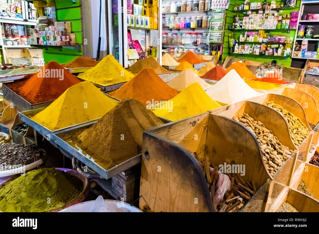 Mercato delle spezie nel bazar principale nella medina della città capitale Rabat in Marocco Foto Stock