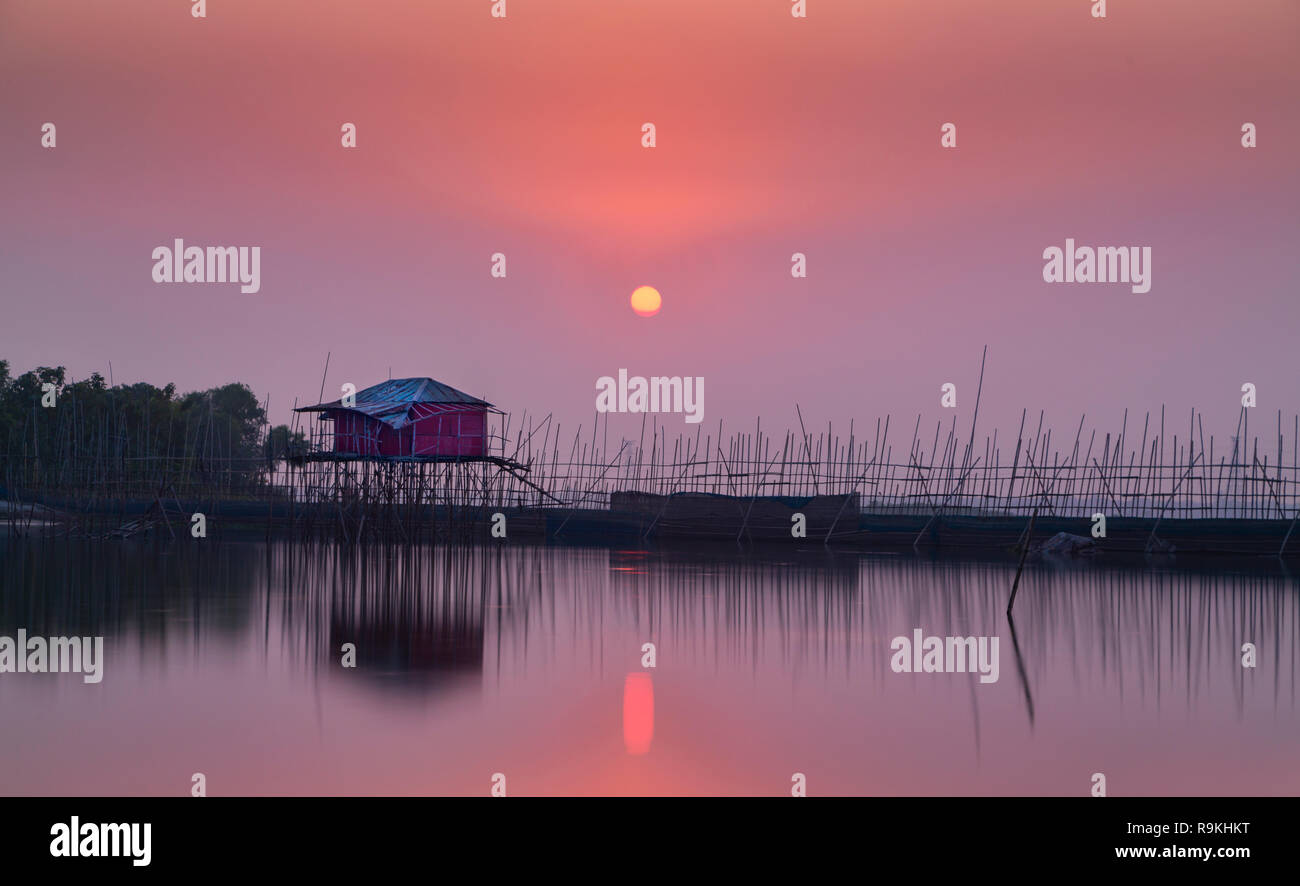 Casa nel mezzo del fiume Dhaka Bangladesh Foto Stock