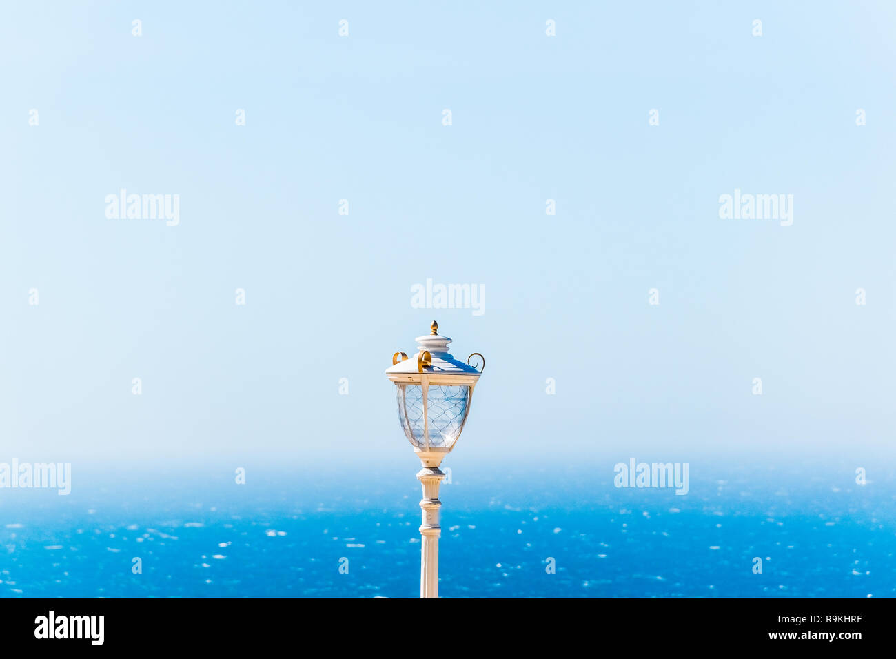 Bianco Lampada di strada con mare beackground, Marocco, Cap Spartel Foto Stock