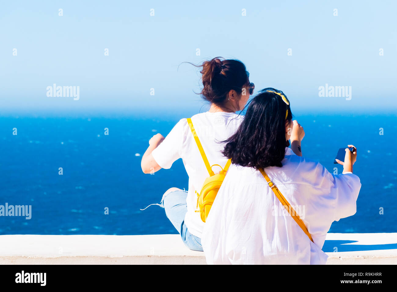 Le ragazze e il Faro di Cap Spartel vicino alla città di Tangeri e Gibilterra in Marocco, Africa Foto Stock