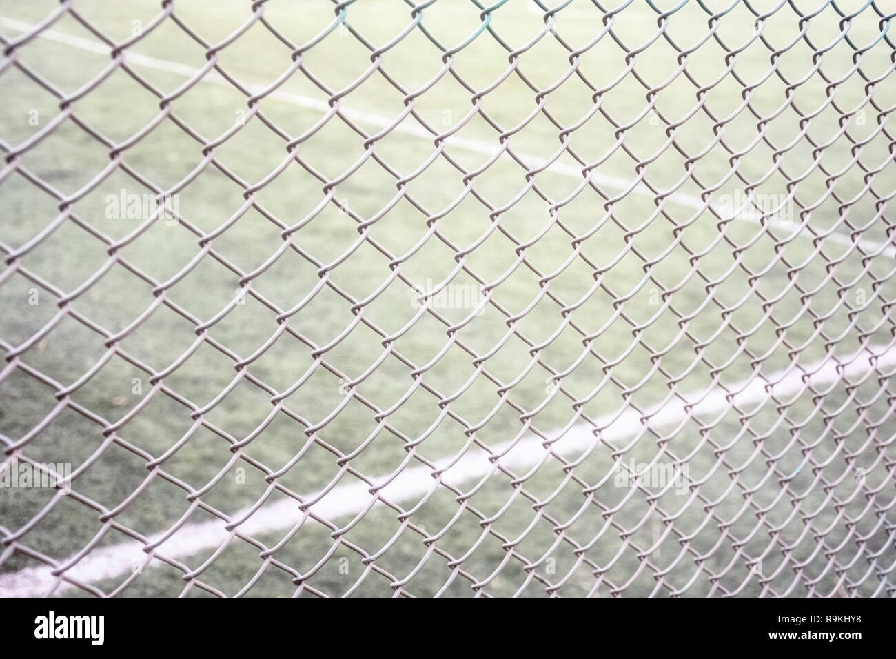 Campo da tennis scherma con compensazione compensazione contro lo sfondo della corte e la marcatura con vernice bianca texture di sport Foto Stock